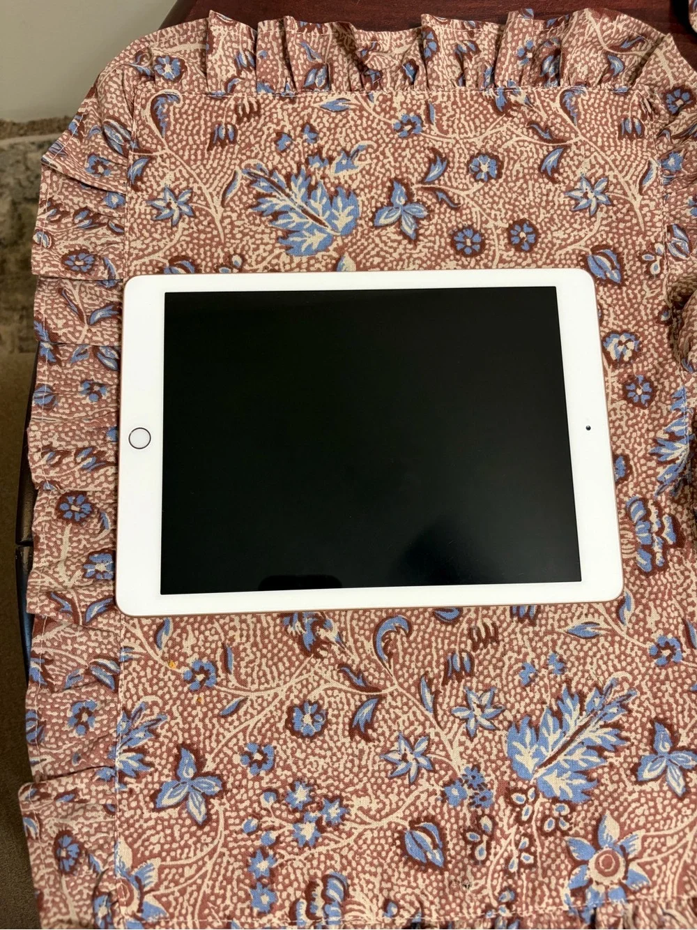 Apple iPad  with rosegold back (6th Gen)